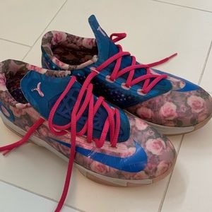 NIKE KD SHOES - size 6